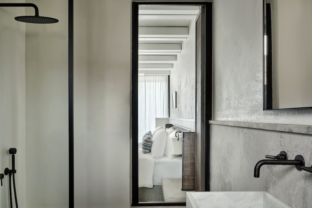 Panoramic Room, 1 King Bed, Sea View (Balcony) photo 2