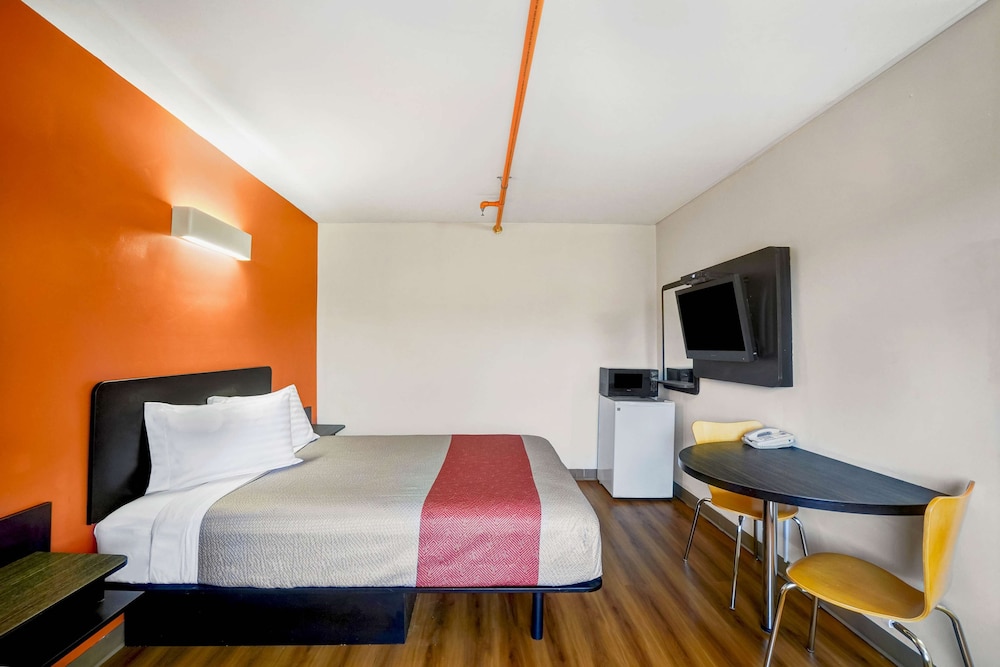 Standard Room, 1 Queen Bed, Smoking, Refrigerator & Microwave photo 1