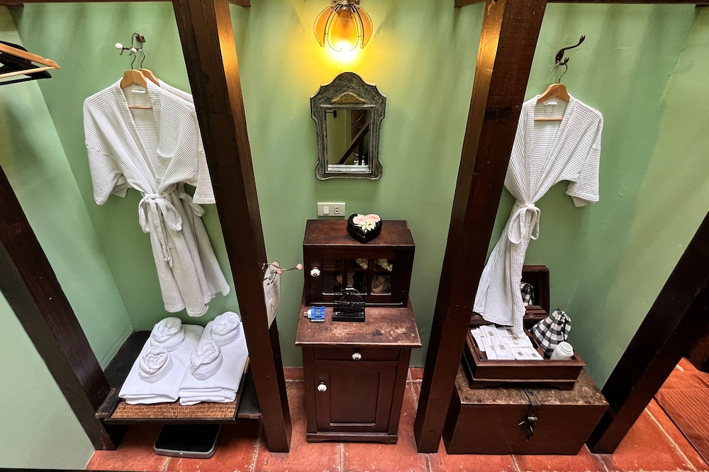 Family Suite, 2 Bedrooms, Bathtub photo 2