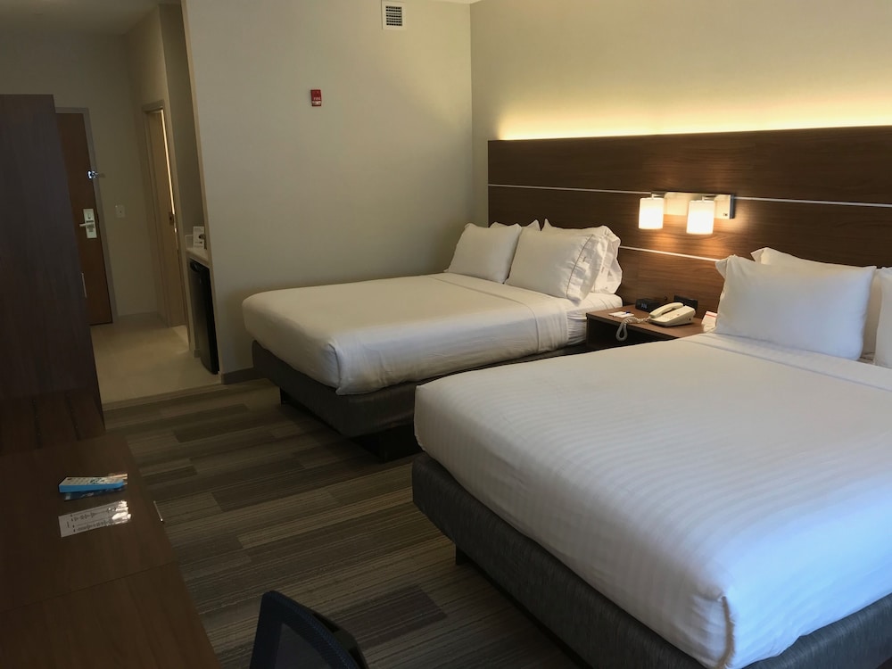 Standard Room, 2 Queen Beds - Photo 5