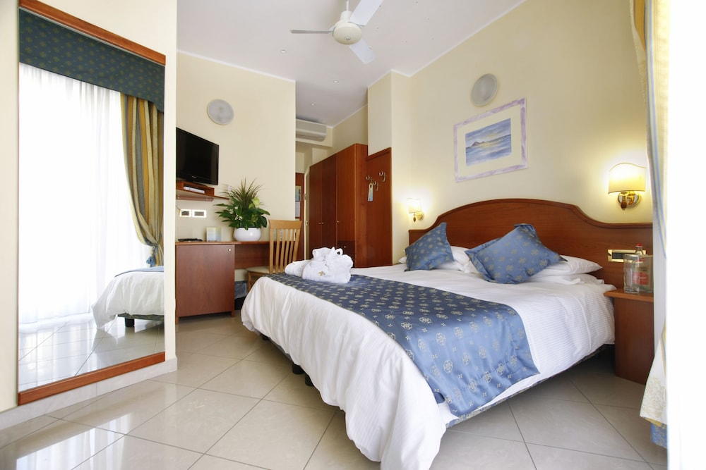 Standard Double or Twin Room photo 3