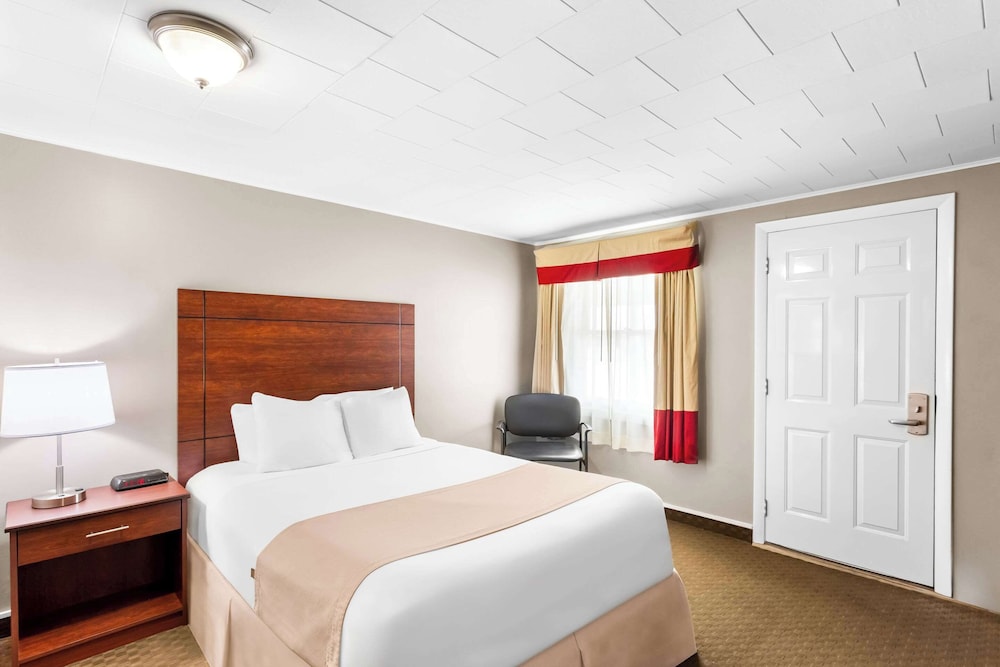 Standard Room, 1 Queen Bed, Non Smoking - Photo 5