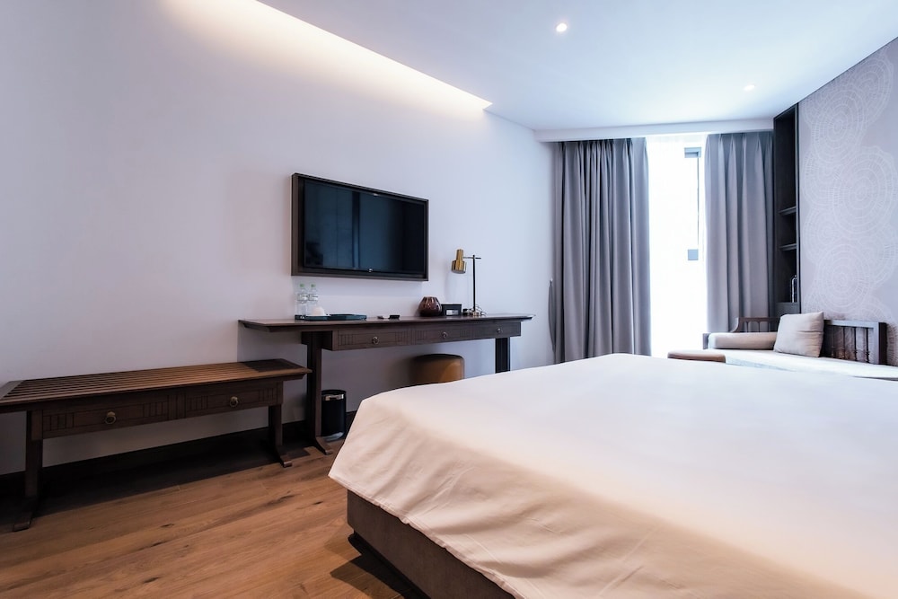 Premium Room, 1 King Bed, Partial Ocean View, Sea Facing photo 3