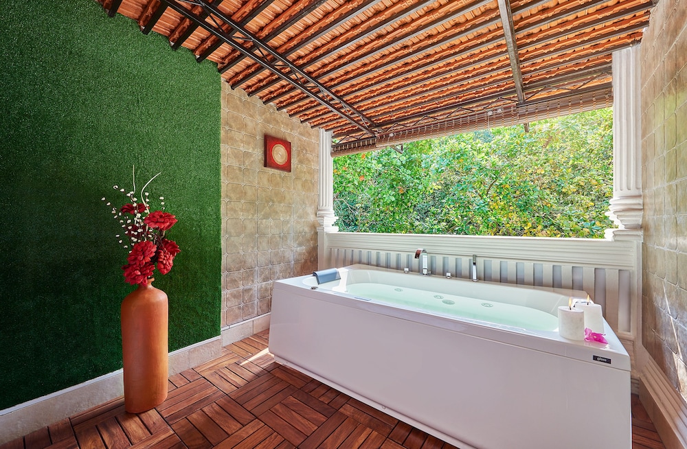 Presidential Suite, 1 King Bed, Jetted Tub, Corner
