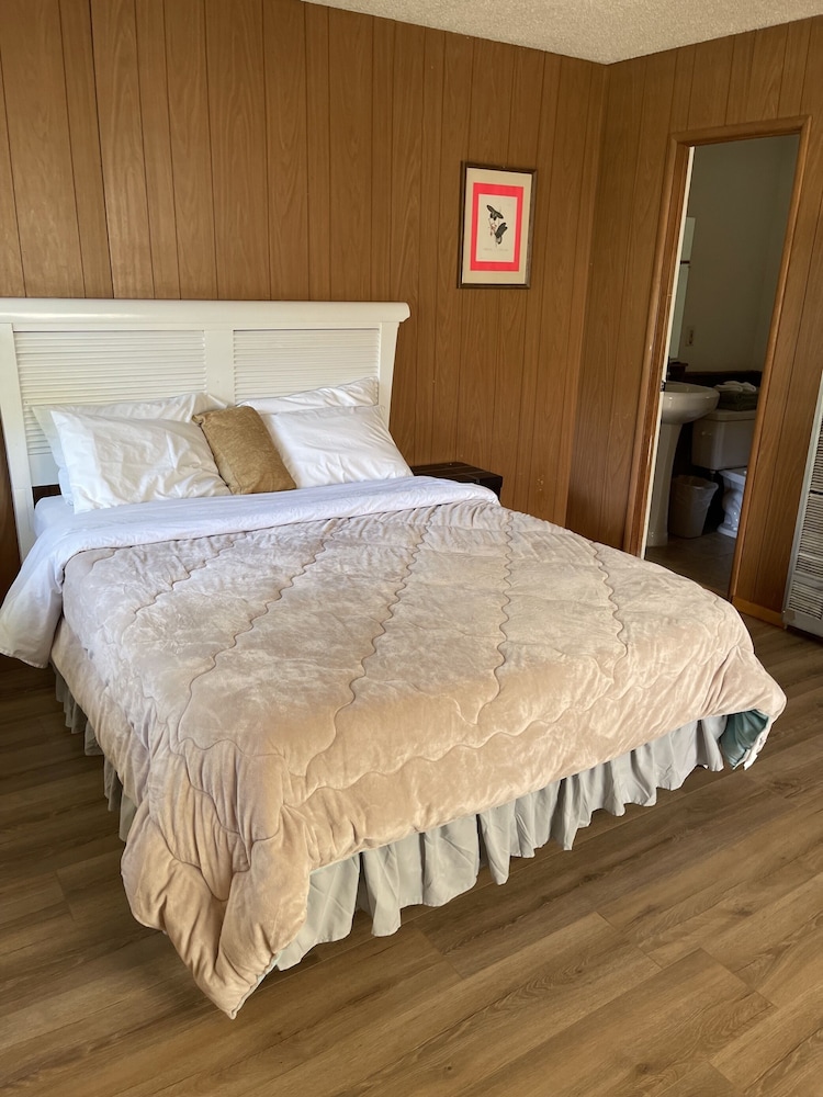 Cabin 4 - 1 Queen Bed photo 2