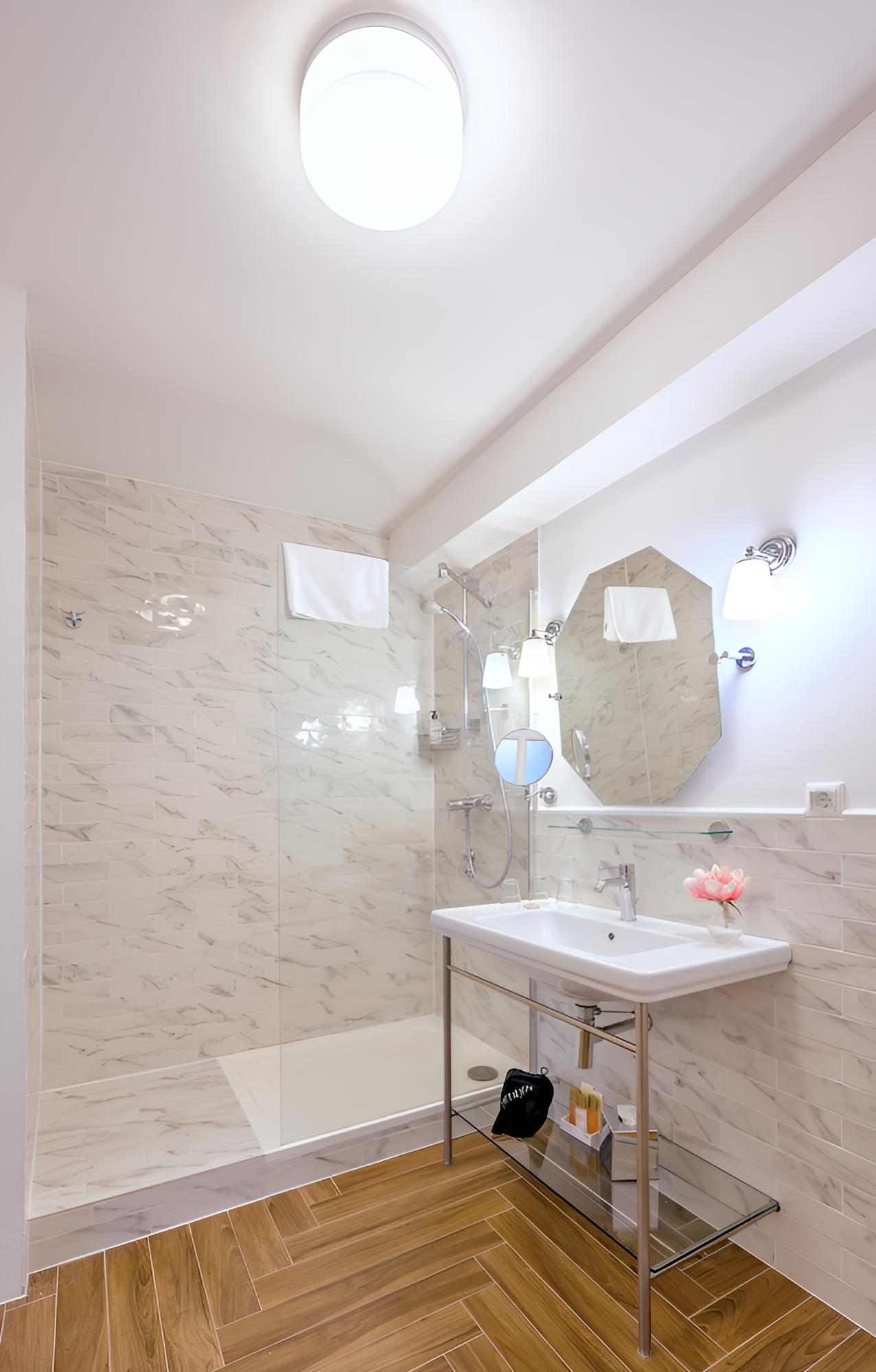 Superior Room - Photo 9