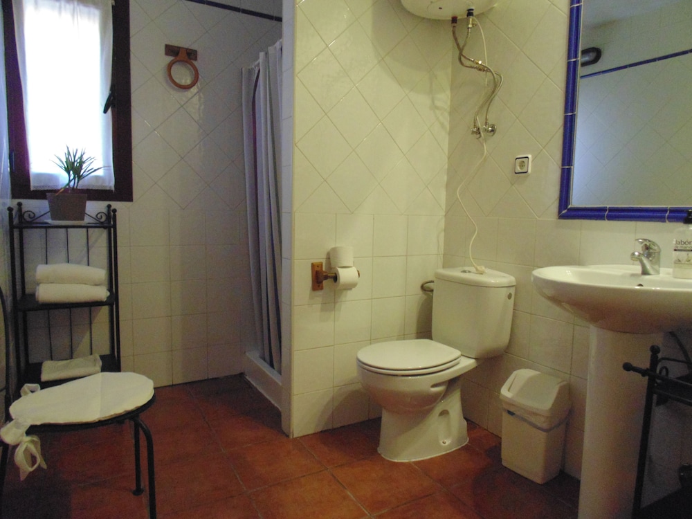 House, 2 Bedrooms photo 2