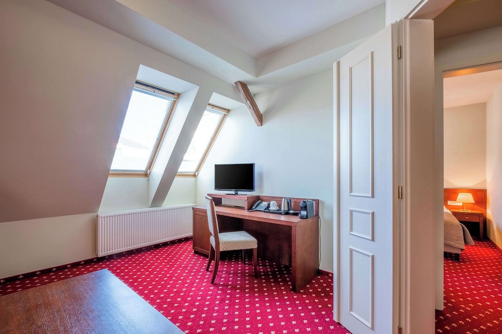 Junior Suite, 1 Double Bed, Non Smoking - Photo 12