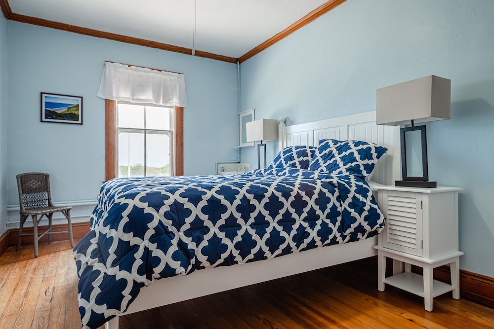 Room, 1 Queen Bed, Shared Bathroom (#16 Main Building)