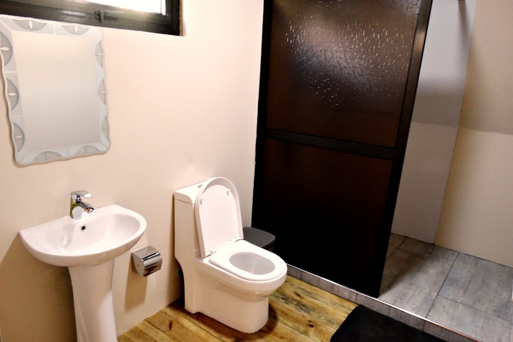 Deluxe Studio Suite, 2 Bedrooms, Ensuite, Lakeside photo 2