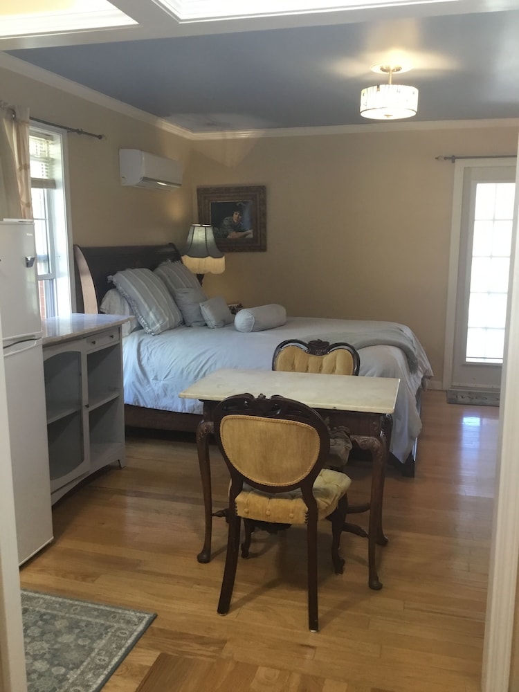 Comfort Suite (Patsy Cline Fan Room) photo 1