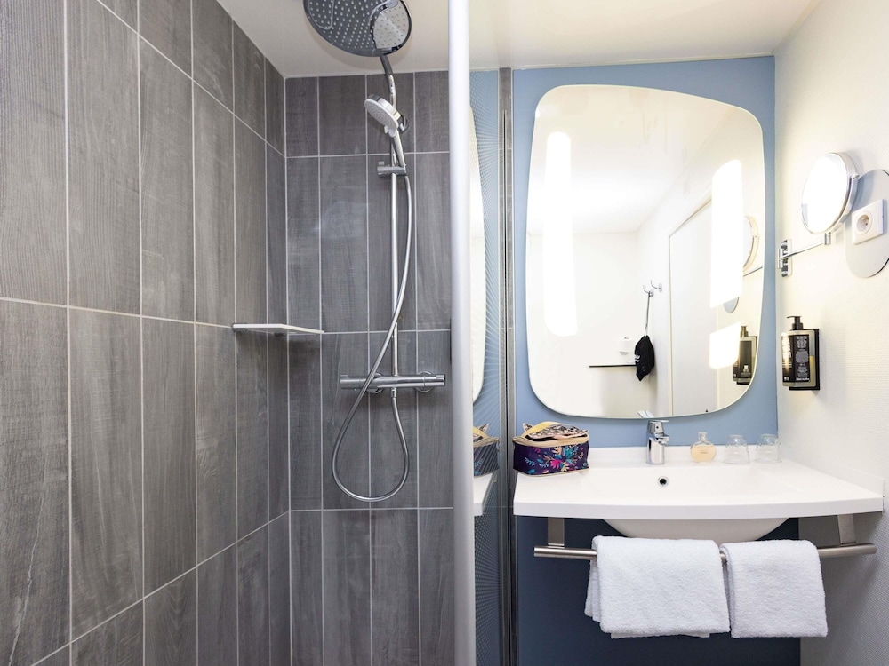 Standard Room, Multiple Beds - Photo 1