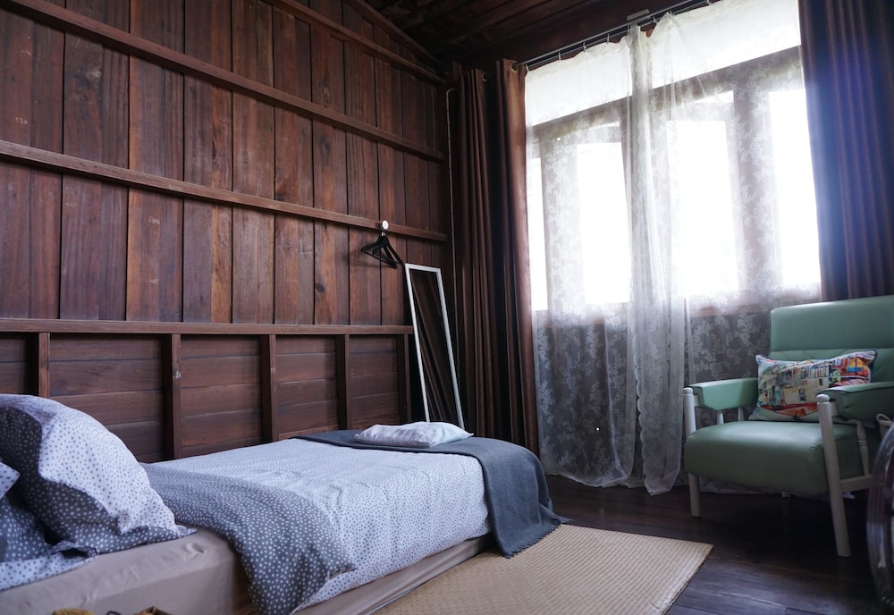 Single Room With Fan (Shared Bathroom) photo 2