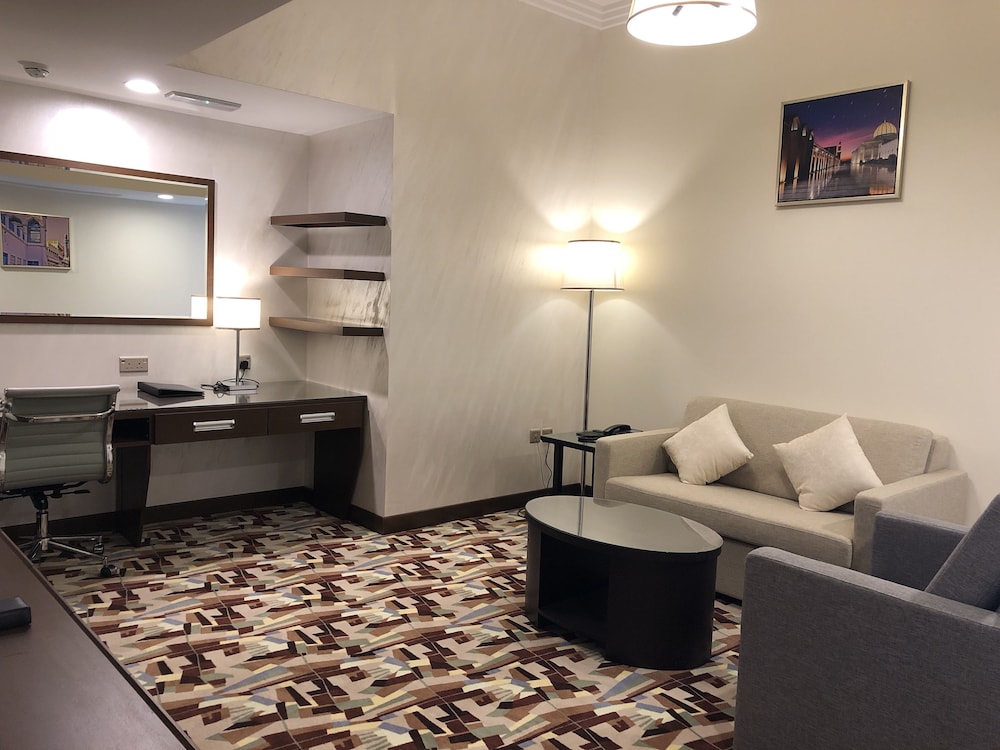 Executive Suite, 1 King Bed, Non Smoking photo 3