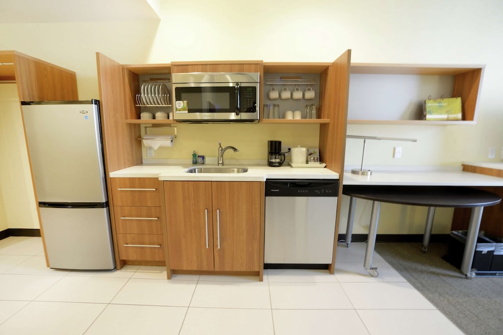 2 Queen Beds Studio Suite, Accessible, Bathtub
