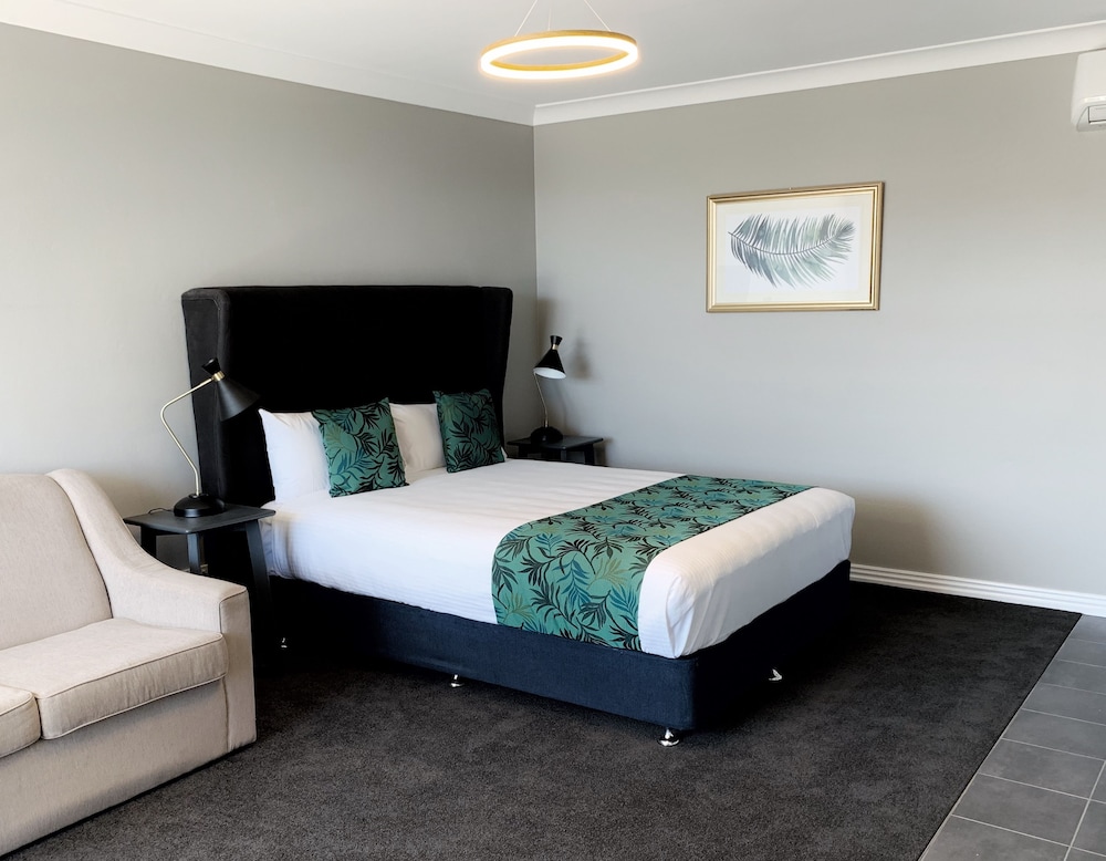 Premium King Suite photo 2