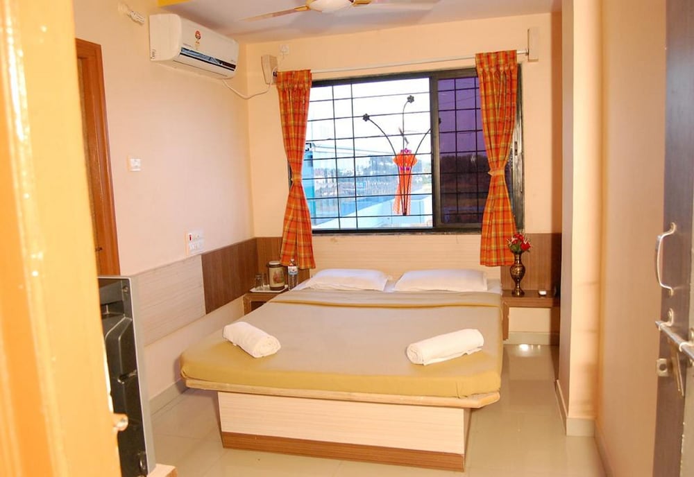 Deluxe Room, 1 Double Bed (AC) photo 3