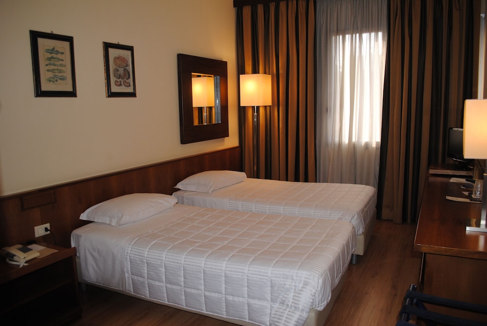 Standard Double or Twin Room - Photo 4
