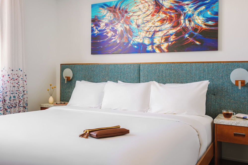Deluxe Suite, 1 King Bed With Sofa Bed, Balcony photo 3