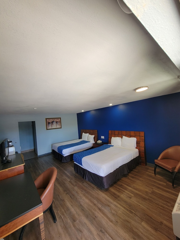 Room, 2 Queen Beds, Non Smoking - Photo 1