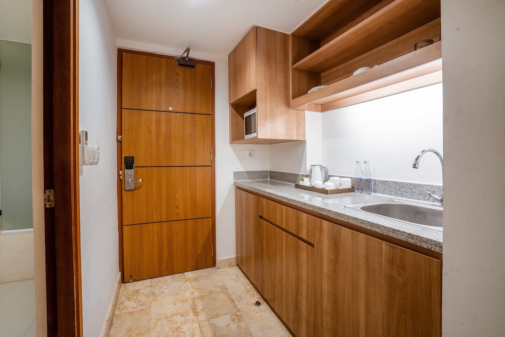 Deluxe Pool Suite - Photo 2