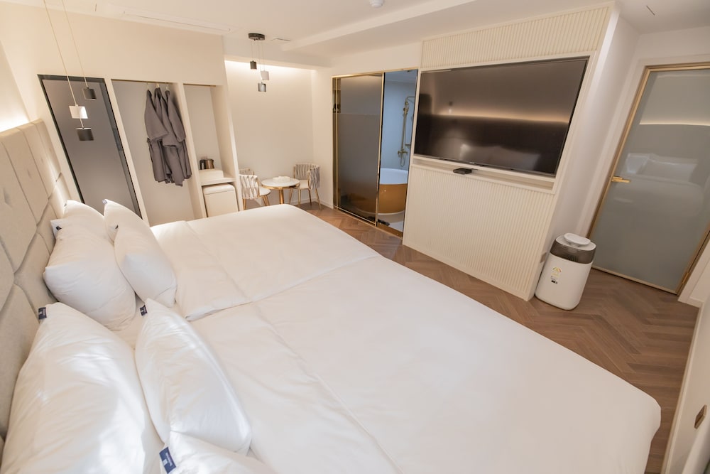 Family Twin Room - Photo 1