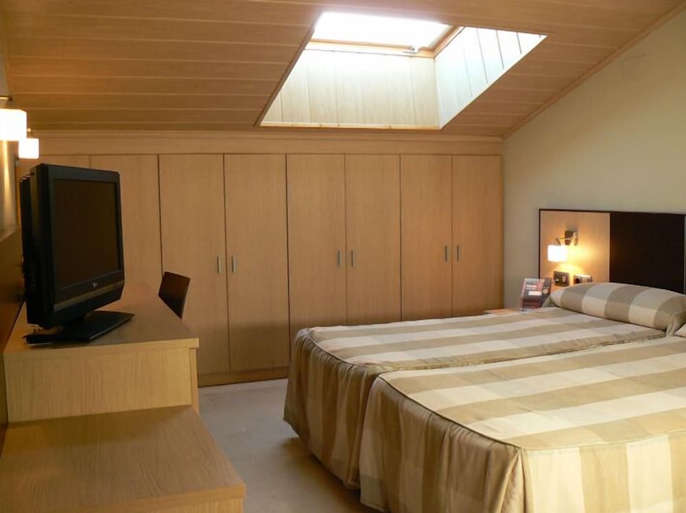 Habitación Doble (Techo Altillo, 2 Adultos + 1 Niño)