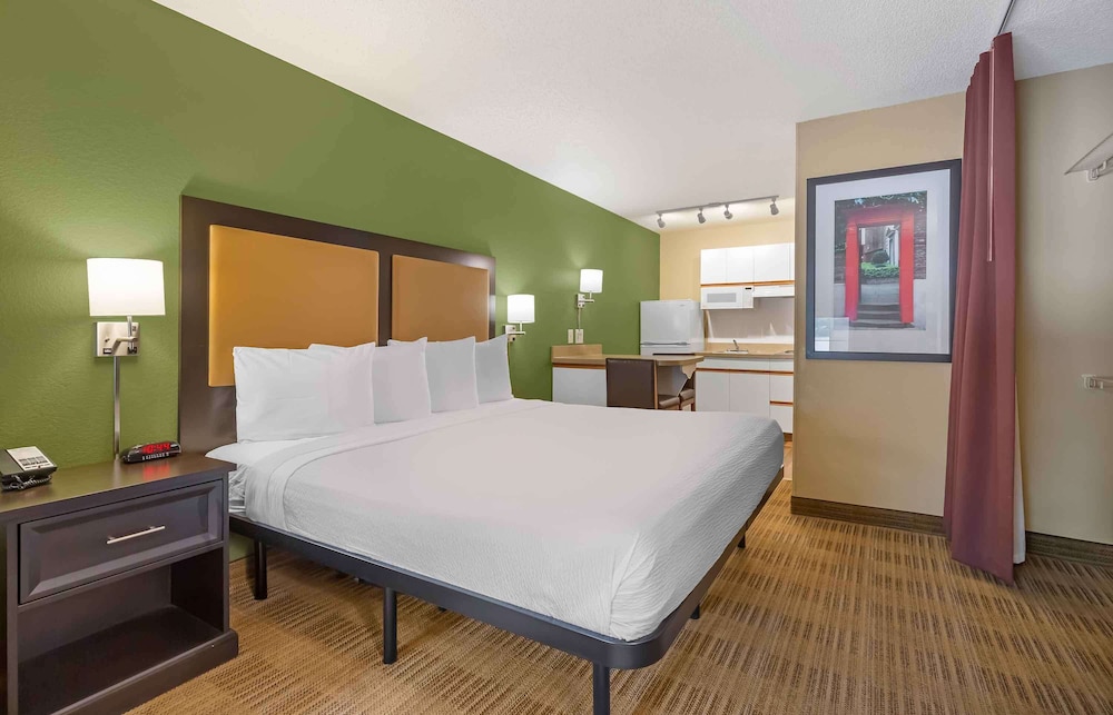 Deluxe Studio, 1 King Bed with Sofa bed, Non Smoking - Photo 1