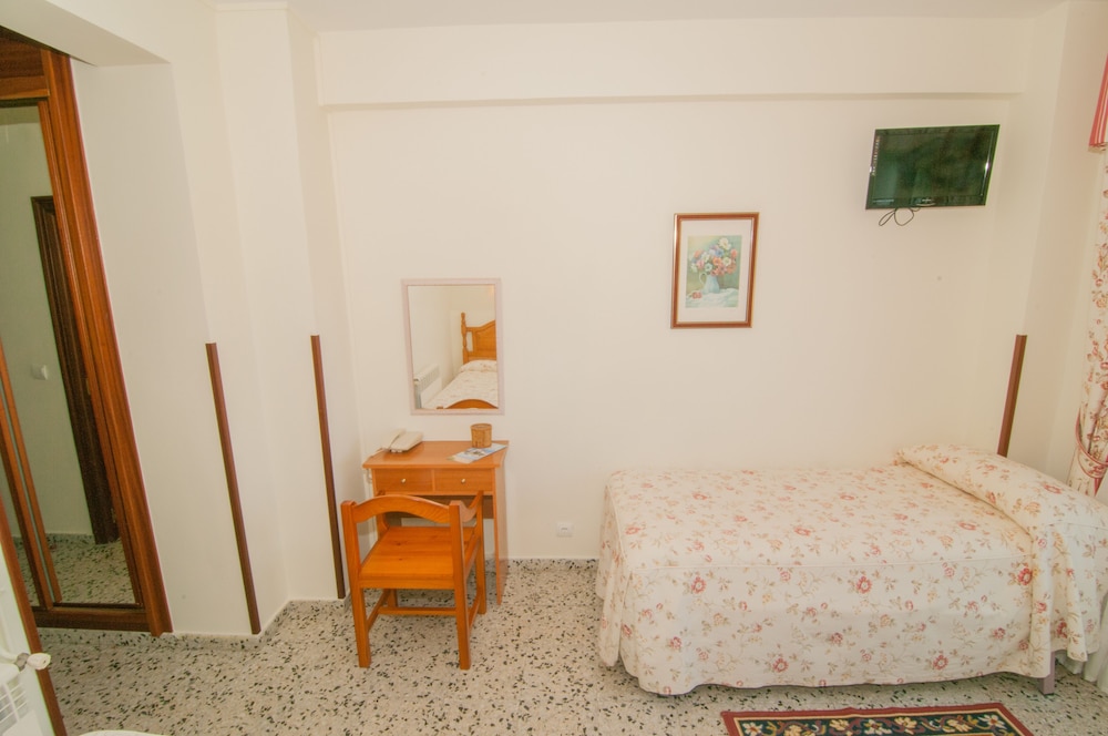Standard Triple Room photo 2