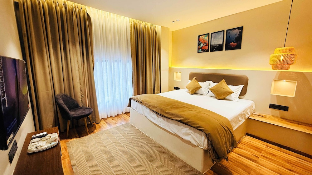 Premium Room, 1 Queen Bed, Accessible Bathtub photo 3