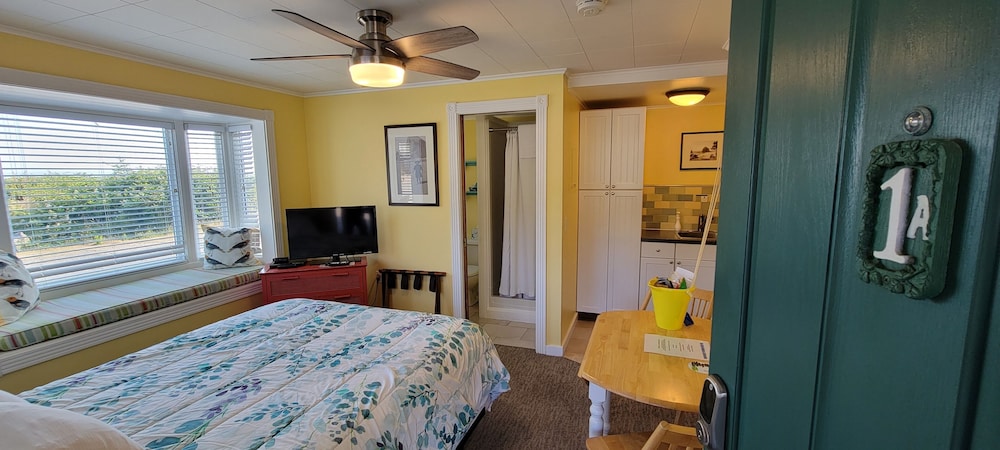 Studio, 1 Queen Bed (No Ocean View) photo 3