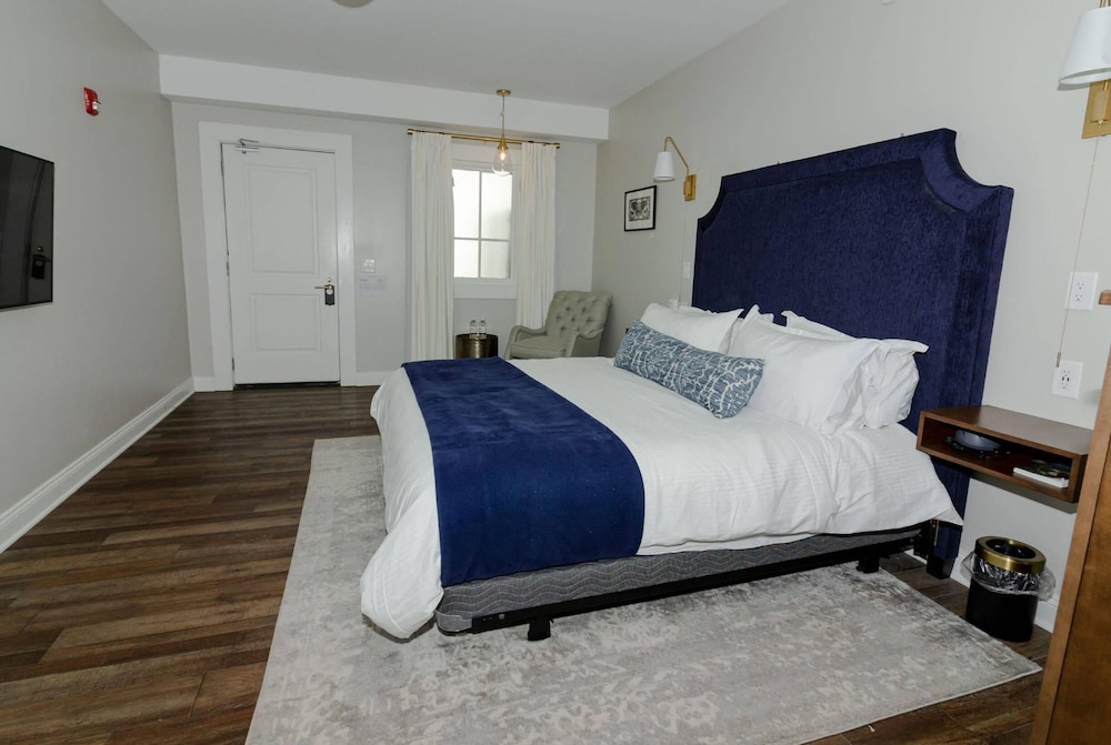 Room, 1 King Bed, Mobility Accessible, Non Smoking - Photo 8