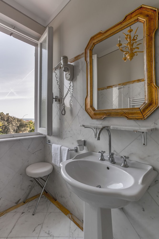 Classic Room, Partial Sea View photo 3