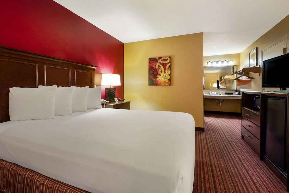 Standard Room, 1 Queen Bed, Non Smoking (Different Bldg) photo 2
