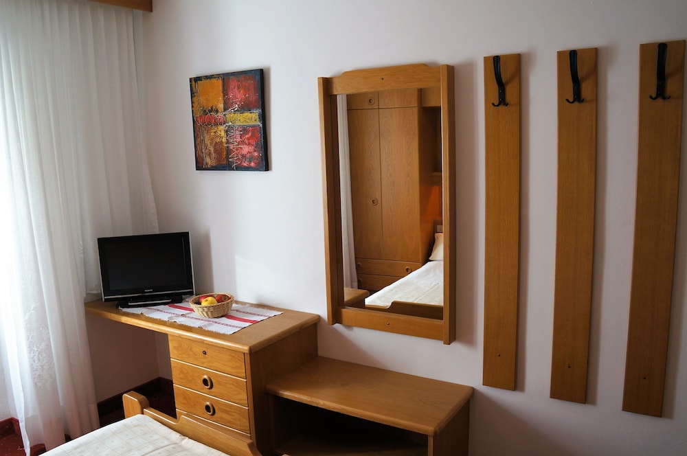Economy Double Room, 1 Double Bed, Non Smoking, Mountainside photo 2
