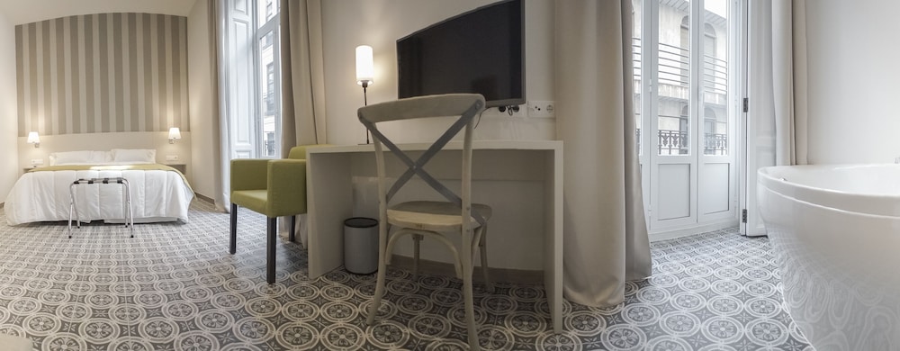 Family Room, City View photo 2