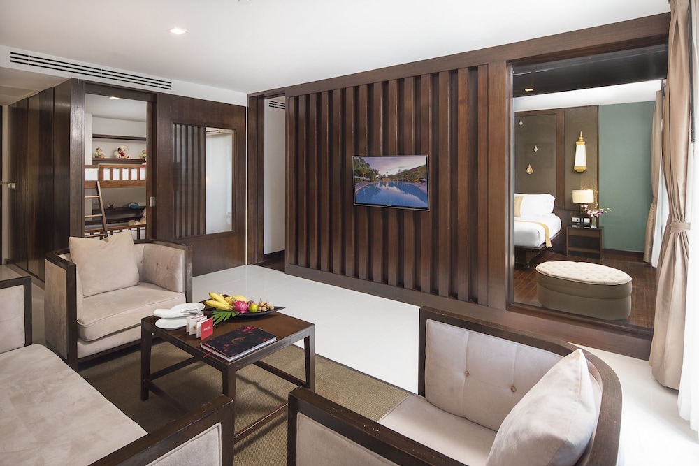 Family Suite, 1 King Bed, Pool View - Photo 2