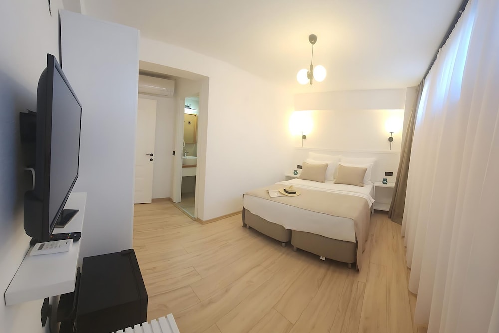 Economy Double Bed Semi Basement photo 3