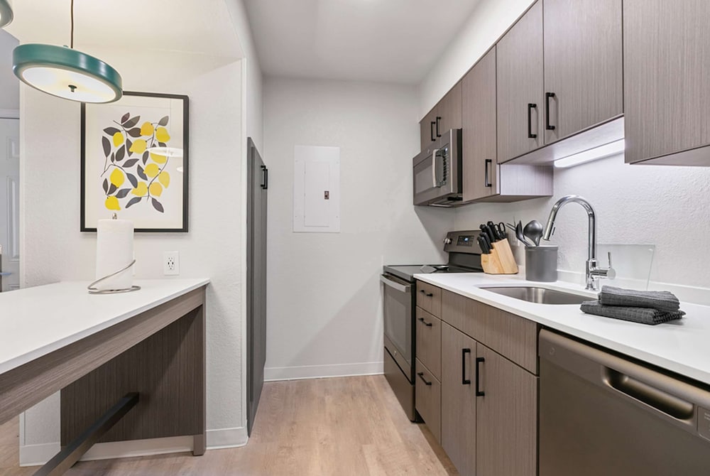 Suite, 1 Bedroom - Photo 1