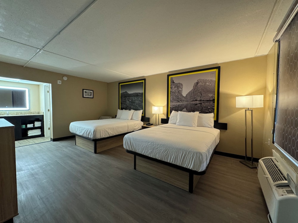 Room, 2 Queen Beds, Non Smoking - Photo 4