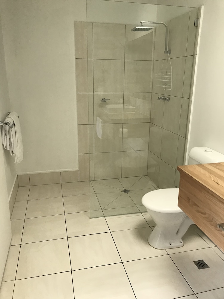 Standard Room, 1 Queen Bed photo 3
