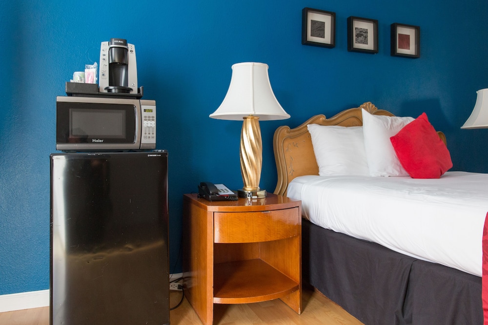 Standard Room, 1 Queen Bed - Photo 8