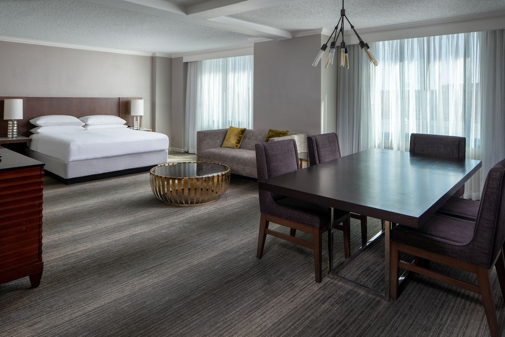 Suite, 1 King Bed photo 2