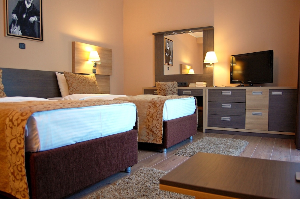 Classic Twin Room, 1 Bedroom, Smoking, Park View photo 2