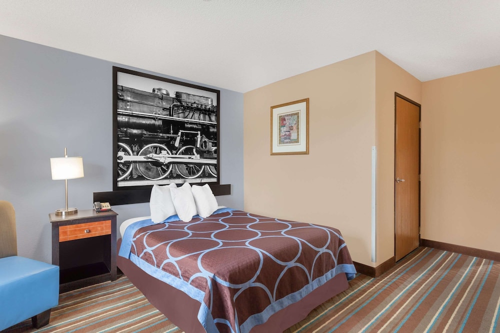 Room, 1 Queen Bed, Microwave - Photo 1