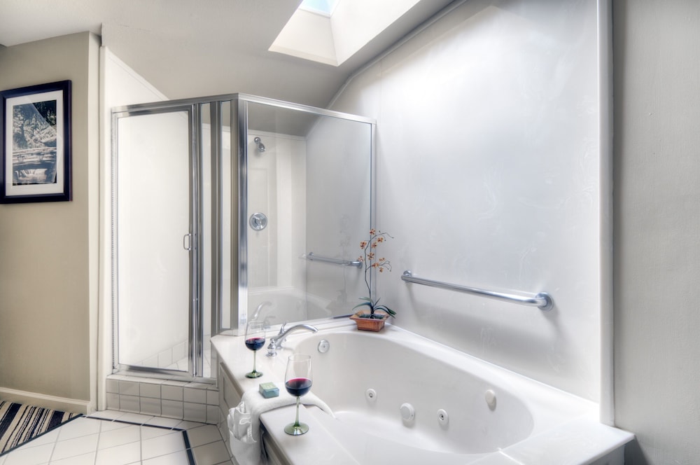 Suite, 1 King Bed With Sofa Bed, Jetted Tub, Garden View (King Suite Jacuzzi)