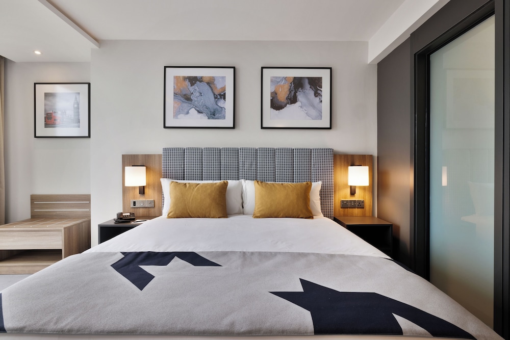 Standard Room, 1 King Bed photo 2