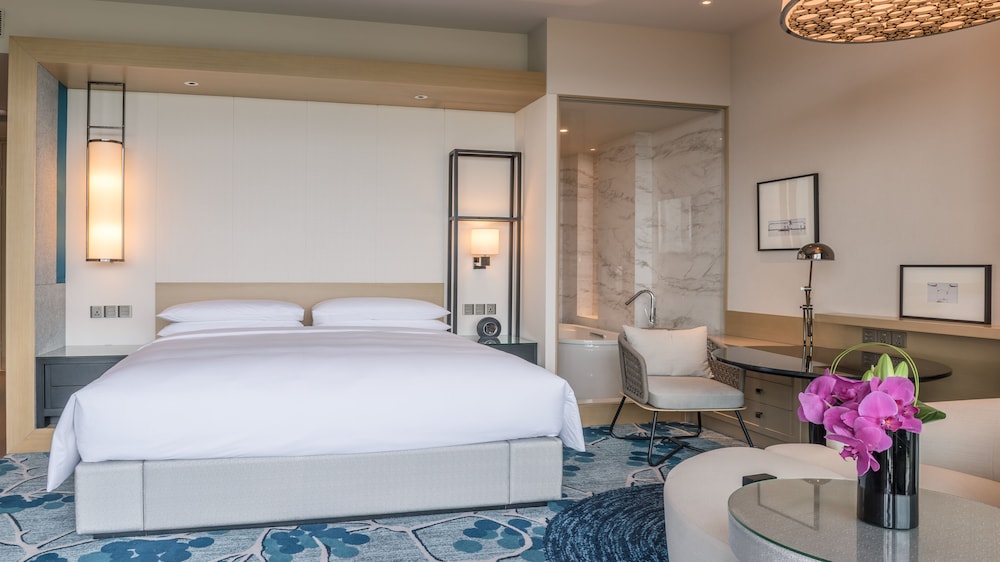 Room, 1 King Bed, Balcony, Lake View (Balcony) photo 3