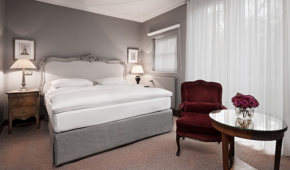 Deluxe Room, 1 King Bed photo 2