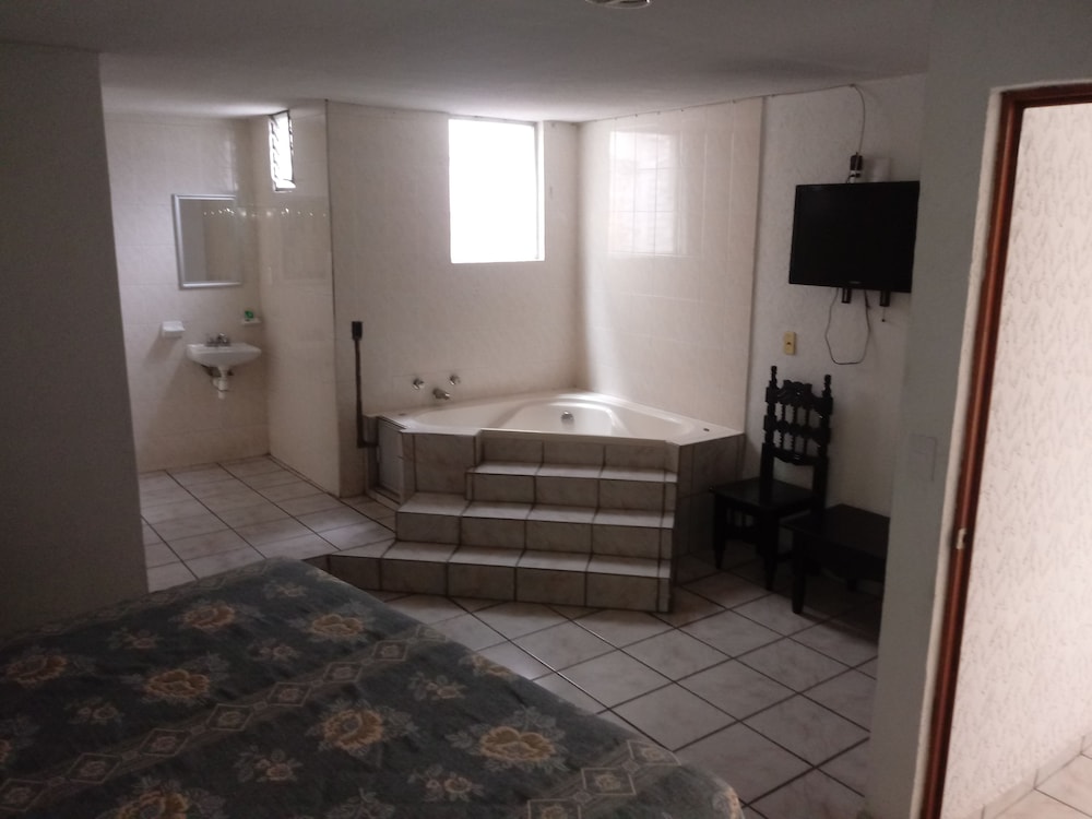Grand Room, 1 King Bed, Hot Tub photo 2
